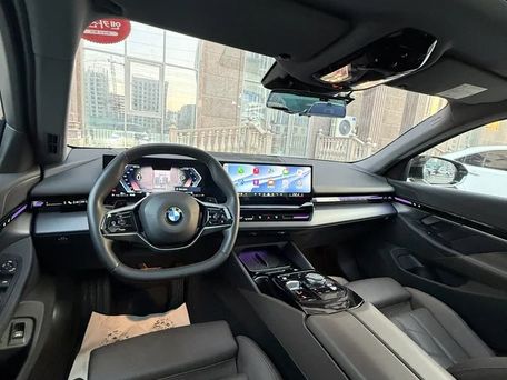BMW 5 Series, 2024 — 照片 11