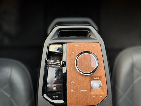 BMW iX, 2022 — photo 9