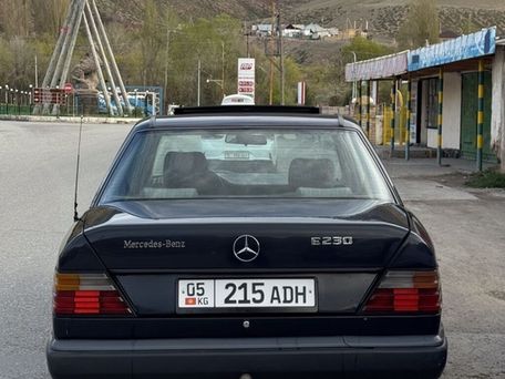 Mercedes-Benz W124, 1988 — фото 1