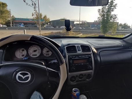 Mazda 323, 2002 — 照片 8