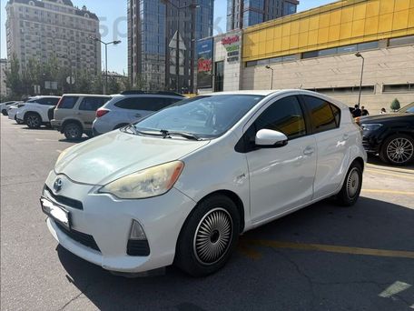 Toyota Prius c, 2012 — 照片 2