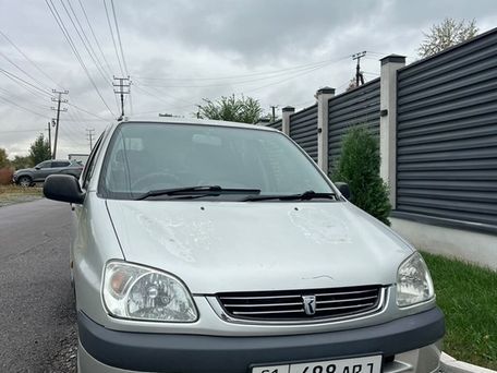 Toyota Raum, 2000