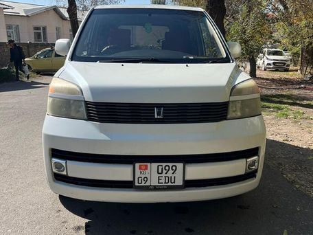 Toyota Voxy, 2003 — photo 1