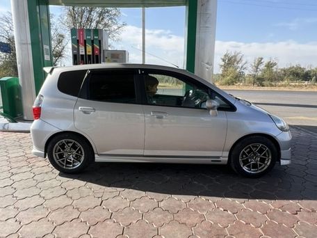 Honda Fit, 2004 — photo 2