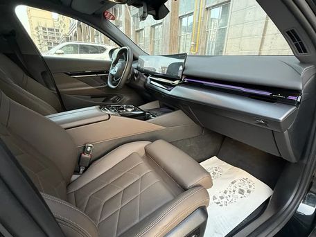 BMW 5 Series, 2024 — 照片 10