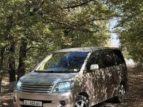 Toyota Noah, 2002 — 照片 5