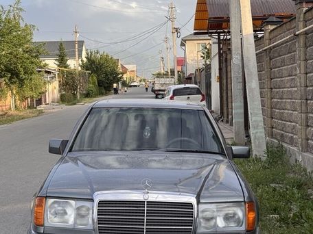 Mercedes-Benz W124, 1990
