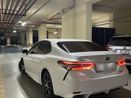 Toyota Camry, 2023 — фото 2