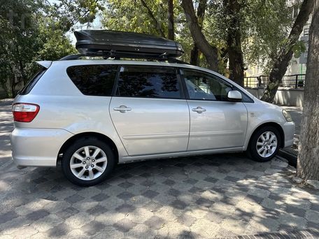 Toyota Avensis Verso, 2004 — 照片 1