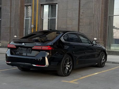 BMW 5 Series, 2024 — 照片 6