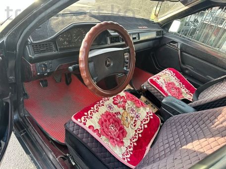 Mercedes-Benz E-Class, 1988 — photo 7