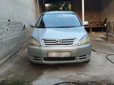 Toyota Avensis Verso, 2002 — photo 3