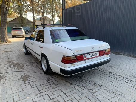 Mercedes-Benz W124, 1986 — photo 2