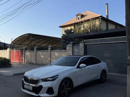 BMW 5 серии, 2023 — 照片 3