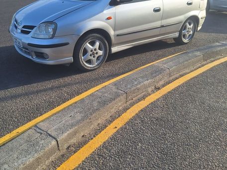 Nissan Almera Tino, 2002 — 照片 1