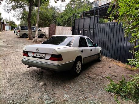 Mercedes-Benz W124, 1989