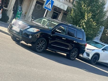 Lexus LX, 2011