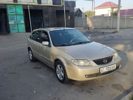 Mazda 323, 2002 — 照片 1