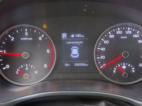 Kia Stonic, 2018 — photo 9