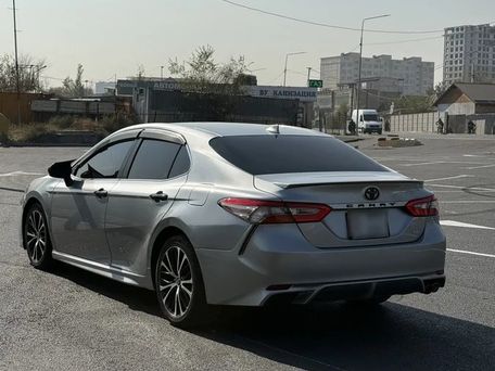 Toyota Camry, 2018 — 照片 2