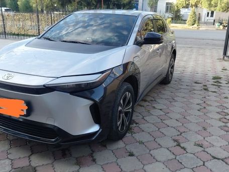 Toyota bZ4X, 2024 — 照片 1