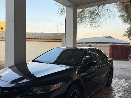Toyota Camry, 2018 — photo 1