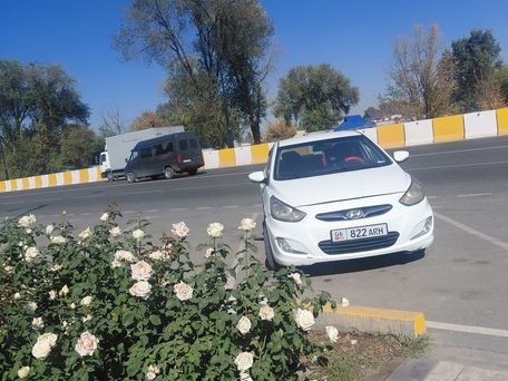 Hyundai Accent, 2011 — 照片 3