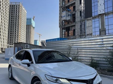 Toyota Camry, 2018 — photo 1