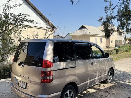 Toyota Noah, 2002 — сүрөт 1