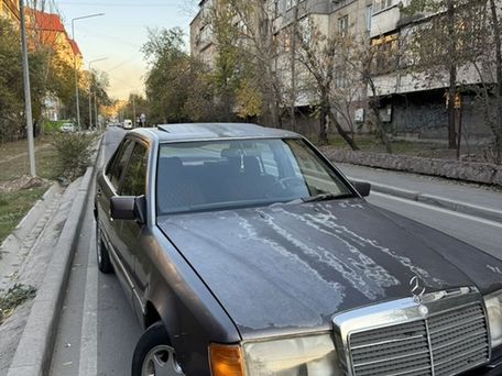 Mercedes-Benz W124, 1990 — photo 1