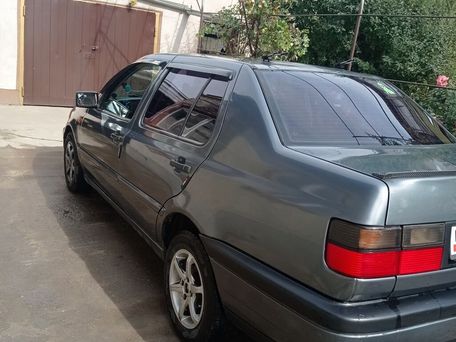 Volkswagen Vento, 1996 — 照片 1