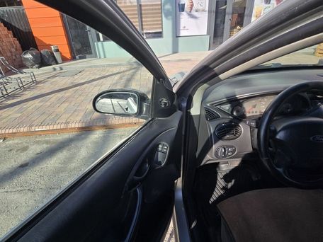 Ford Focus, 2001 — photo 18