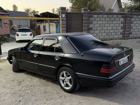 Mercedes-Benz W124, 1993 — photo 1