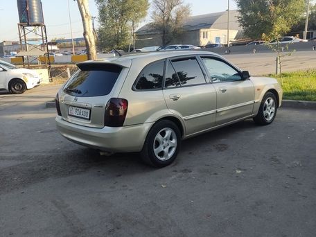 Mazda 323, 2002 — 照片 2
