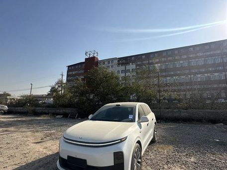 Li Auto (Lixiang) L6, 2025 — photo 1