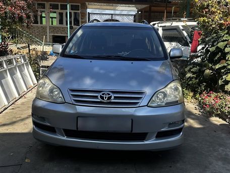 Toyota Avensis Verso, 2004 — photo 1