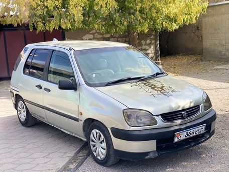 Toyota Raum, 1999 — 照片 1