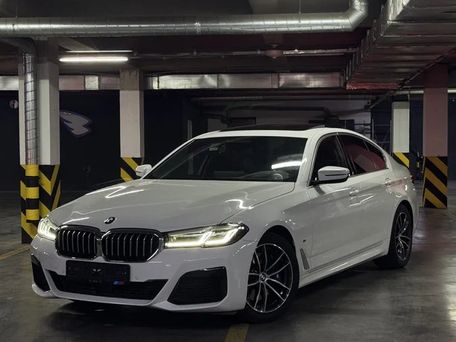 BMW 5 серии, 2021 — 照片 1