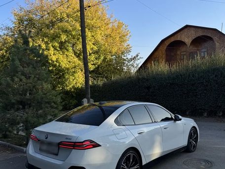 BMW 5 серии, 2023 — 照片 6