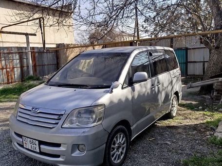 Toyota Noah, 2003 — 照片 3
