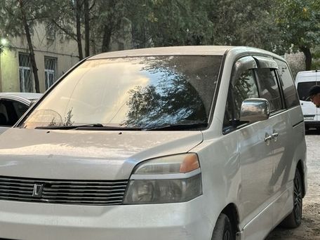 Toyota Voxy, 2002 — photo 2