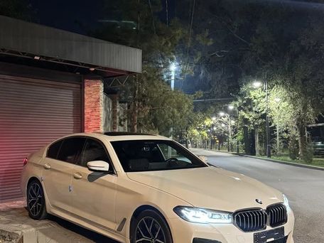 BMW 5 серии, 2021 — 照片 2