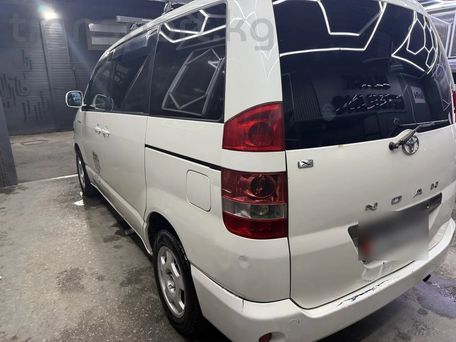 Toyota Noah, 2004 — 照片 4