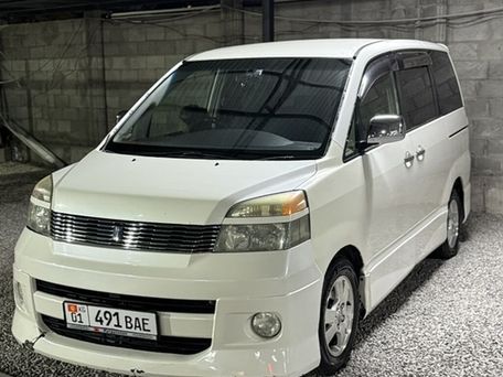 Toyota Voxy, 2003 — photo 1