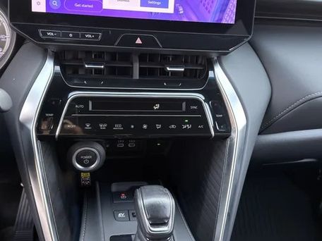 Toyota Venza, 2023 — photo 8