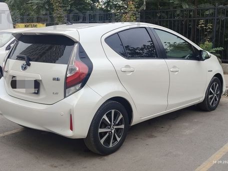 Toyota Prius c, 2018 — photo 4