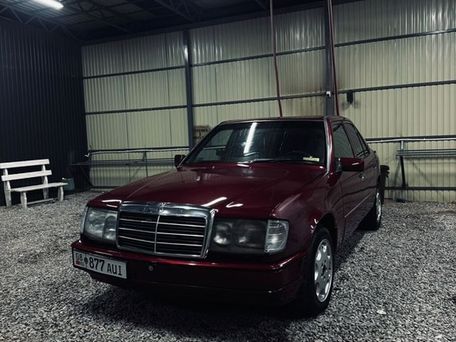 Mercedes-Benz W124, 1983 — сүрөт 1