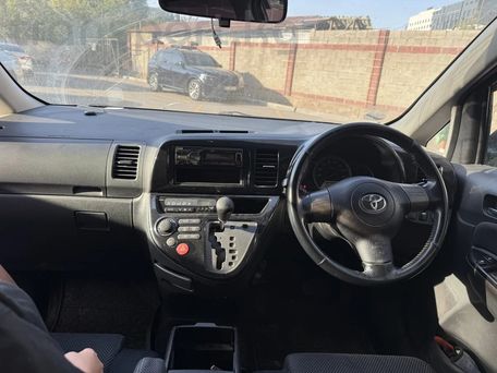 Toyota Wish, 2004 — photo 6