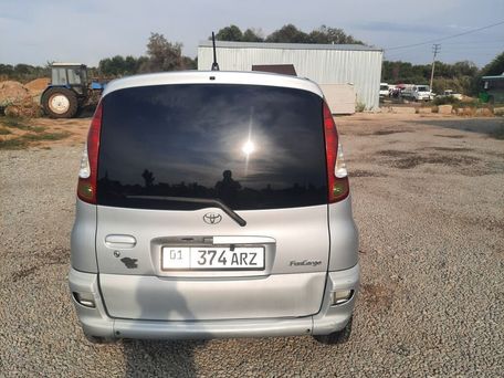 Toyota FunCargo, 2004