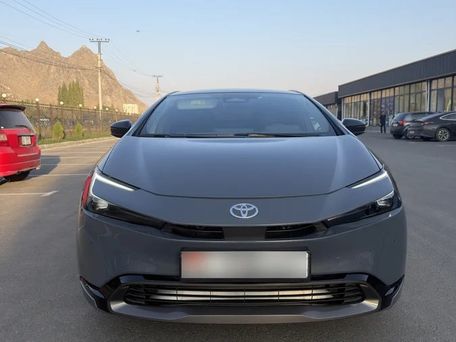 Toyota Prius v (+), 2025 — 照片 1